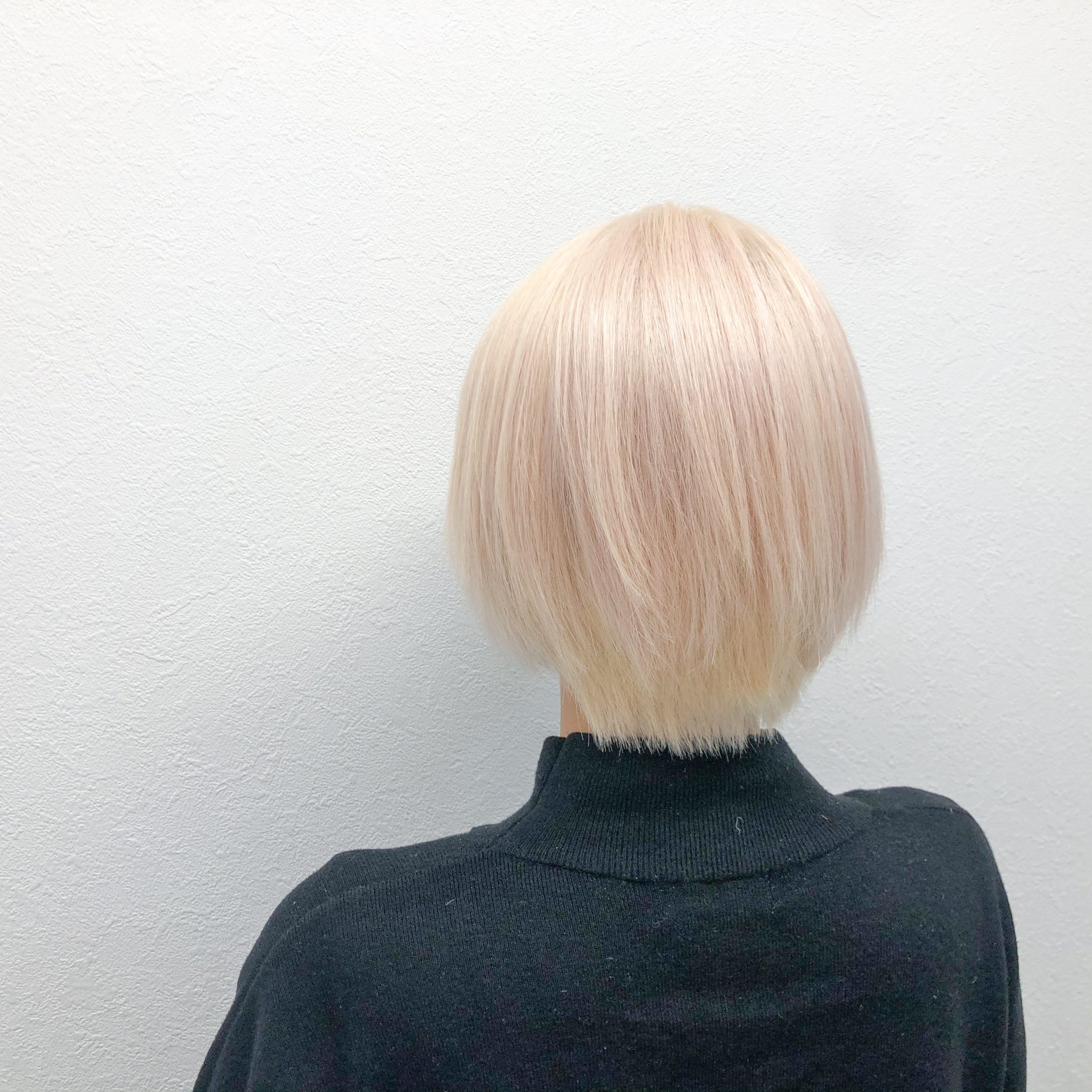 僅かにピンクを感じる暖かみのあるブロンドヘア 黒髪からホワイトブリーチ1回 Hanaカラーログ